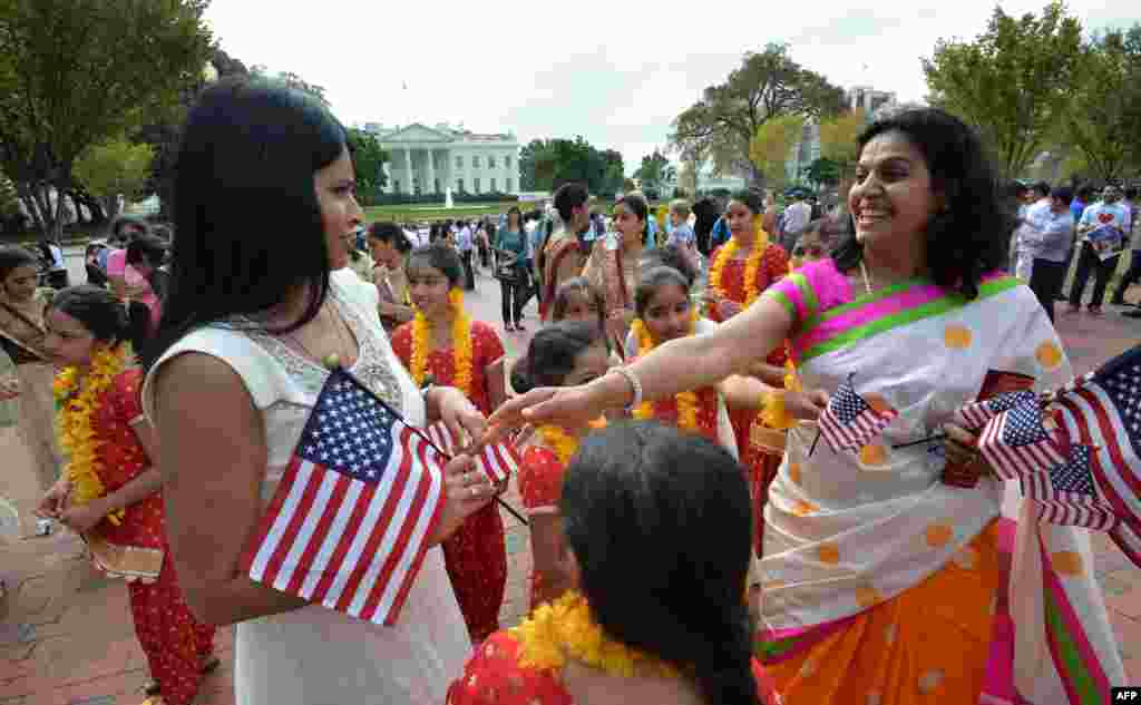 Indian people living in the U.S. gather in support outside the White House, where Indian Prime Minister Narendra Modi met with U.S. President Barack Obama in Washington, D.C., Sept. 30, 2014.