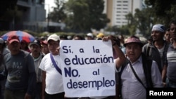 En el transcurso de los tres días, se unirán al debate la Organización Internacional del Trabajo (OIT), el Banco Interamericano de Desarrollo (BID), el Banco Mundial y la Organización Panamericana de la Salud (OPS).En esta foto, profesore de Guatemala protestan pidiéndo mejores condiciones laborales.