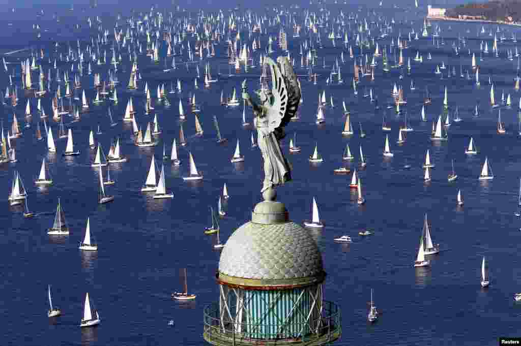 Ribuan perahu layar mengikuti lomba layar tahunan 'Barcolana regatta' di pelabuhan Trieste, Italia.