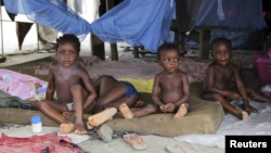 Trẻ em ngồi trong căn lều của trung tâm cứu trợ ở Patani, bang Delta, Nigeria