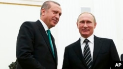 ولادیمیر پوتین، رئیس جمهوری روسیه (راست) در کنار رجب طیب اردوغان -۲۳ سپتامبر ۲۰۱۵