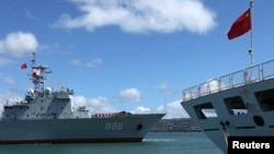 中國補給艦千島湖號(左)今年較早前到訪美國夏威夷 (資料圖片)