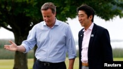 El primer ministro de Gran Bretaña, David Cameron, recibe al primer ministro de Japón, Shinzo Abe, para iniciar la cumbre de los mandatarios del G-8.