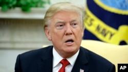 La popularidad del presidente de Estados Unidos Donald Trump cayó a su índice más bajo desde que ocupa el cargo.