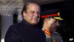 Newly elected Prime Minister of Pakistan Nawaz Sharif (L) arrives at the Prime Minister''s house to review guards of honor in Islamabad, June 5, 2013. 