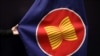 Seorang pekerja membetulkan letak bendera ASEAN di sebuah aula pertemuan di Kuala Lumpur, Malaysia, 28 Oktober 2021. (Foto: REUTERS/Lim Huey Teng)
