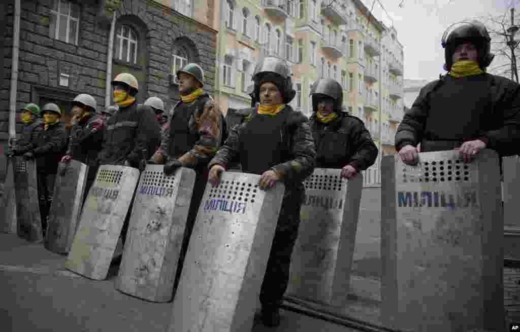 Para demonstran berjaga-jaga di depan gedung kantor presiden di pusat kota Kyiv. (AP/Darko Bandic)