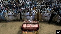 Familiares y dolientes participan en una oración fúnebre por las víctimas de un atentado suicida ocurrido el domingo en Bajur, Pakistán, el 31 de julio de 2023.