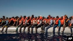Wahamiaji kutoka Mali na Eritria wakiwa kwenye boti kwenye bahari ya Mediterranean. 