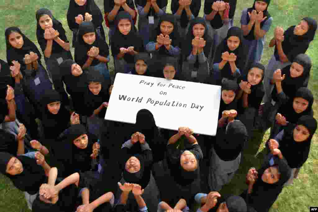 Murid sekolah Muslim berpose seraya berdoa untuk "Perdamaian Dunia" pada Hari Penduduk Sedunia di Jodhpur, India. Hari Penduduk Sedunia, yang idenya dikeluarkan oleh Badan PBB untuk Program Pembangunan (UNDP) pada tahun 1989, diperingati setiap tahunnya untuk meningkatkan kesadaran akan isu-isu kependudukan global. 