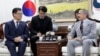 韩国统一部长官金尹哲（左）在首尔会晤美国驻韩大使哈里斯。（2019年4月16日）
