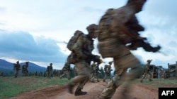 Wanajeshi wa Kenya wakifanya mazoezi ya kivita katika mafunzo yanayotolewa na Jeshi la Uingereza, Machi 26, 2018.