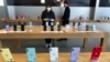 苹果公司在北京的一家零售店员工正在店内清洁消毒（2020年2月26日）
