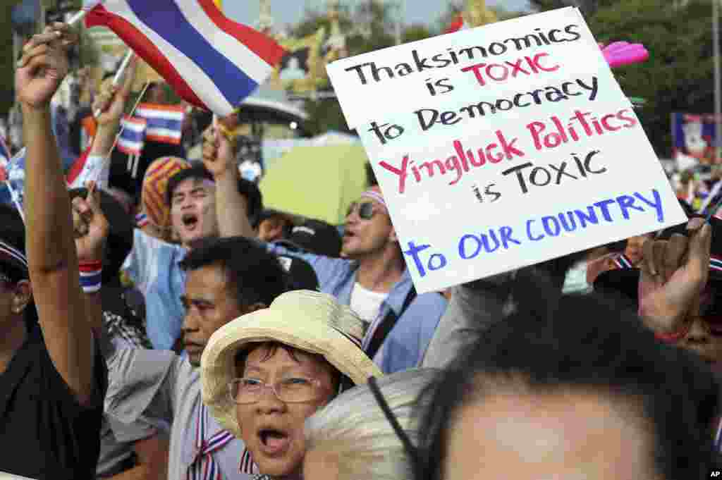 Anti-government protesters hold a banner during a demonstration in Bangkok, Nov. 11, 2013. 