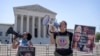 Manifestantes antiaborto frente a la Corte Suprema el jueves 13 de junio de 2024 en Washington. El pleno de la CSJ preservó por unanimidad el acceso a un medicamento que se usó en casi dos tercios de todos los abortos en Estados Unidos el año pasado.