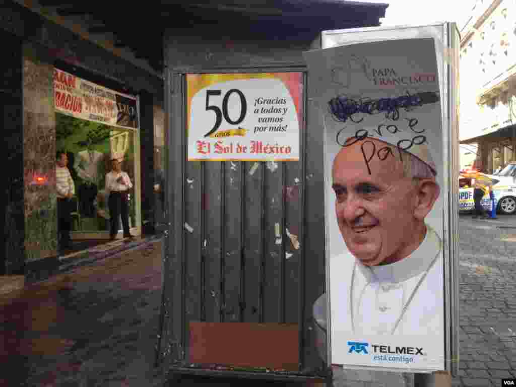 A vandalized photo of Pope Francis near Zocalo square in Mexico City. (C. Mendoza/VOA)