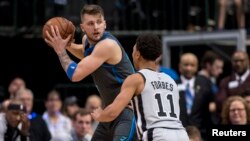 Luka Doncic, à gauche, Dallas, le 16 janvier 2019.
