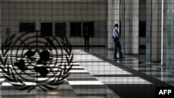 Foto de archivo donde se observa una oficial de policía de la ONU en una entrada vacía en la sede de la organización, el 22 de septiembre de 2020.