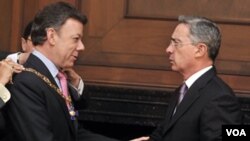 El presidente de Colombia, Álvaro Uribe condecoró con el Gran Collar de la Orden de Boyacá al presidente entrante, Juan Manuel Santos. Ahora le critica.