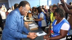 Namibian President Hage Geingob casts his ballot in Windhoek, Namibia in the country's elections, Nov. 27, 2019.