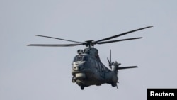 Un helicóptero AS-532AL Cougar de la fuerza aérea turca despega de la base aérea Incirlik en el sur de Turquía.
