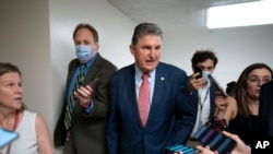 ARHIVA - Senator Joeo Manchin, konzervativni demokrata iz Zapadne Virdžinije, okružen reporterima na Kapitol hilu 26. maja 2021. 