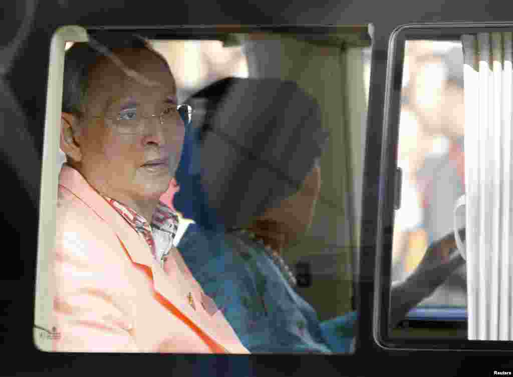King Bhumibol Adulyadej and Queen Sirikit leave Siriraj hospital in Bangkok, Aug. 1, 2013.