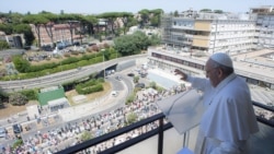Papa Francis aliongoza sala akiwa kwenye kibaraza cha hospitali ya Gemelli huko Roma