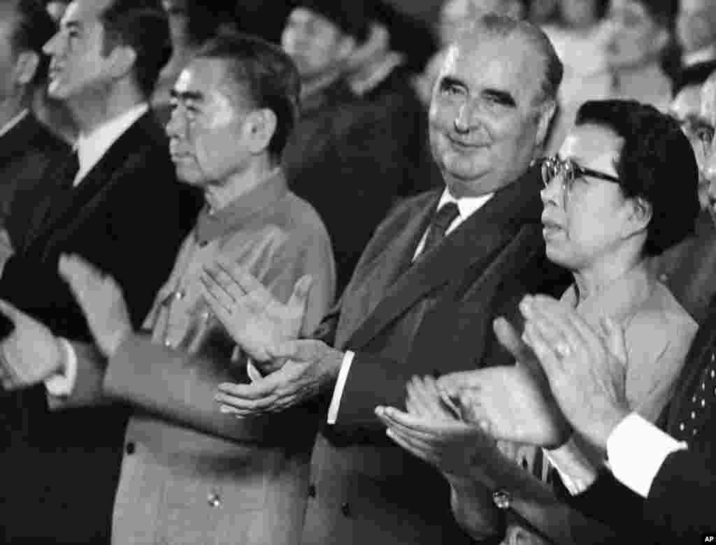 1973年9月12日,中国总理周恩来、法国总统蓬皮杜和毛泽东夫人江青观看中国芭蕾舞团在北京表演的芭蕾舞剧《红色娘子军》。两个月后,江青借毛泽东之威,猛批周恩来,想打倒“旧政府”一派的领袖,让“新文革”一派独掌大权。