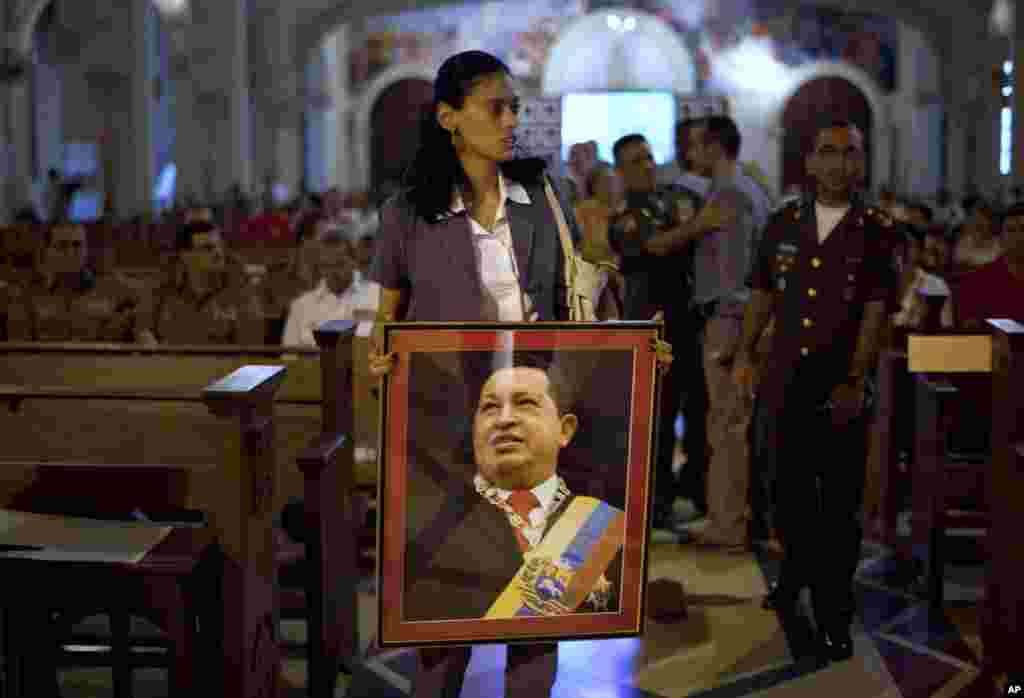 Una mujer sostiene una imagen de Chávez en una masiva muestra de apoyo en La Habana, Cuba, el 13 de diciembre de 2012.
