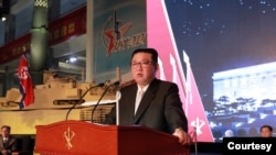 김정은 북한 국무위원장이 11일 3대혁명 전시관에서 개막한 '자위-2021' 국방발전전람회에서 연설하고 있다.