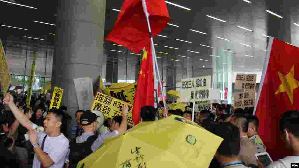 港府公佈政改方案對立團體立法會外衝突(美國之音海彥拍攝)
