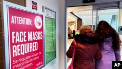 Sebuah papan pengumuman mengenai aturan wajib masker tampak di sebuah rumah sakit di Buffalo Grove, AS, 13 Januari 2023, di tengah meningkatkan jumlah rawat inap akibat COVID-19. (Foto Nam Y.Huh/AP Photo)