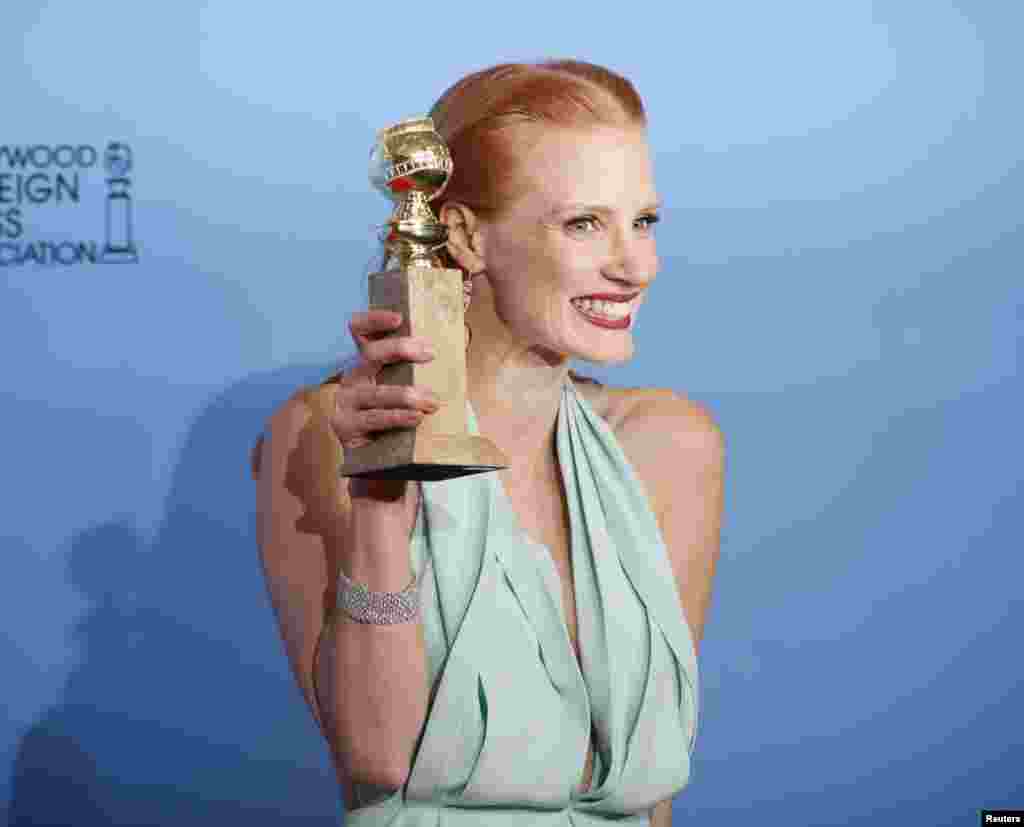 Jessica Chastain, pemenang artis terbaik untuk kategori film drama "Zero Dark Thirty" di ajang Golden Globe Awards ke-70 di Beverly Hills, California, 13 Januari 2013 berpose dengan piala kemenangannya di balik panggung. (REUTERS/Lucy Nicholson)