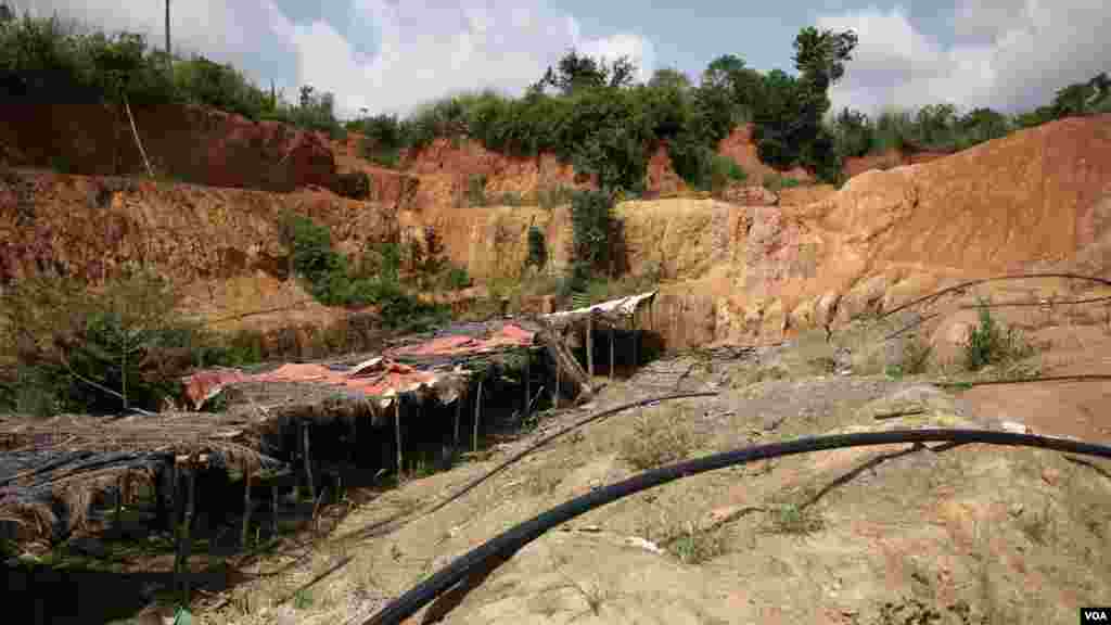 La petite mine d’Atunso Cocoase à Atunsu, Ghana, prise en photo, le 16 octobre 2014 (Chris Stein / VOA)