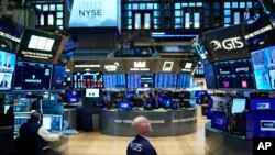 Los mercados bursátiles confían en que las cifras recientes de la economía de EEUU convenzan a la Reserva Federal a reducir su agresiva política monetaria para controlar la inflación.