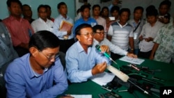 Opposition National Rescue Party's Vice President Kem Sokha, center, gives a press conference at his party's office in Phnom Penh, Cambodia, Aug. 12, 2013. 