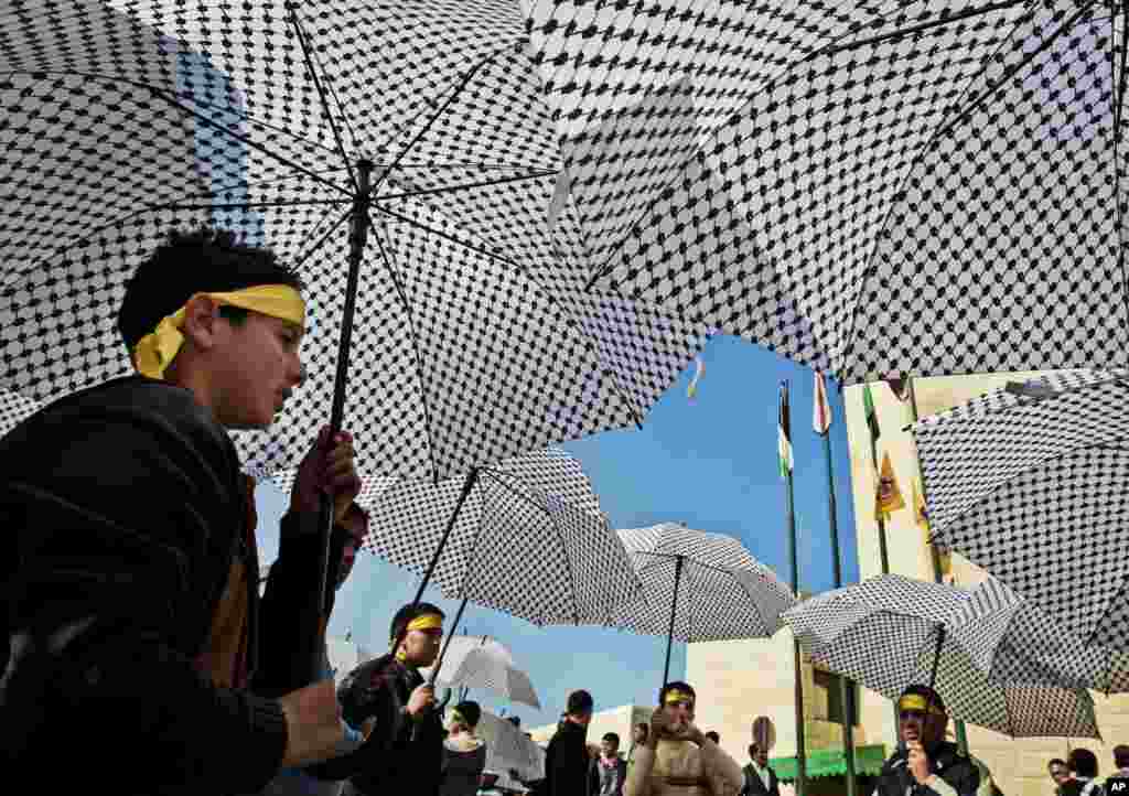 Palestinians perform during a rally celebrating the 48th anniversary of the Fatah movement, in the West Bank city of Nablus, January 3, 2013.