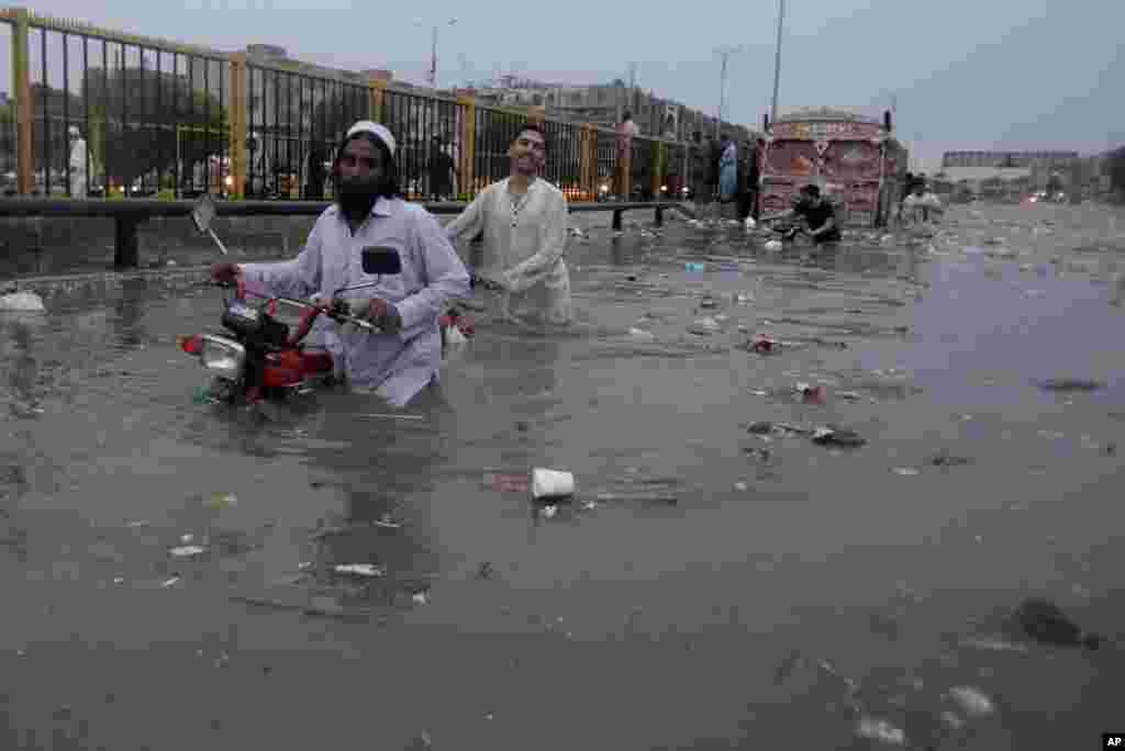 لوگوں کا کہنا ہے کہ کراچی میں ہر بارش کے بعد کراچی کو اسی صورت حال کا سامنا کرنا پڑتا ہے، لیکن اس مسئلے کے مستقل حل پر کوئی توجہ نہیں دی جاتی۔