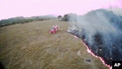 Imagem de drone dos bombeiros a combater o fogo em Guarantã do Norte, Estado do Mato Grosso, Brasil