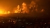Palestinci posmatraju oštećenja nakon izraelskih udara, nakon napada Hamasa na Izrael, u izbegličkom kampu Bič, grad Gaza, 9. oktobra 2023.