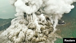 Jivu linalotokana na mlipuko wa volcano katika mlima wa Anak Krakatau Indonesia.