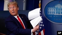 Arhiva - Tadašnji predsednik Donald Tramp, 20. aprila 2020. u Vašingtonu.