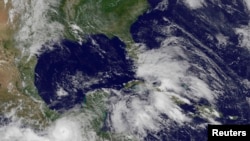 Huracán Bárbara golpea costa sur de México y deja dos muertos a su paso.