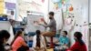El maestro sustituto Julian Consolla es visto con estudiantes en la escuela primaria Mount Eagle, en Alexandria, condado de Fairfax, Virginia. (Cortesía de Donnie Biggs, Escuelas Públicas del Condado de Fairfax).