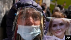 Partidarios de la expresidenta interina de Bolivia, Jeanine Áñez, se reúnen frente a la Corte de Justicia el primer día del juicio a Áñez en La Paz, Bolivia, el 10 de febrero de 2022.