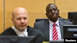 William Ruto (à dr.) attendant l'ouverture de la séance à la CPI, le 10 septembre 2013