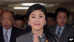泰国总理英拉抵达曼谷城边的国防部常务秘书办公室。（2014年1月17日）