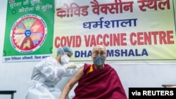 Kiongozi wa kiimani wa Tibet, Dalai Lama akipatiwa chanjo katika kituo cha chanjo cha Dharamsala, India, Machi 6, 2021. (Office of his holiness the Dalai Lama/Handout via Reuters)