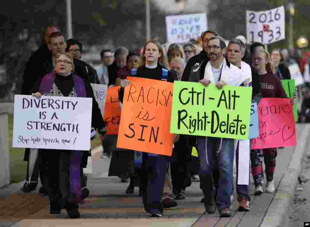 Para demonstran melakukan unjuk rasa anti rasisme, saat Richard Spencer, tokoh supremasi kulit putih, akan berbicara dalam sebuah seminar di Universitas Texas A&M di College Station, Texas.